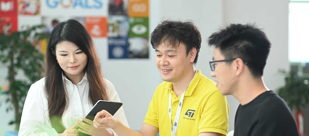 Employees in a discussion
