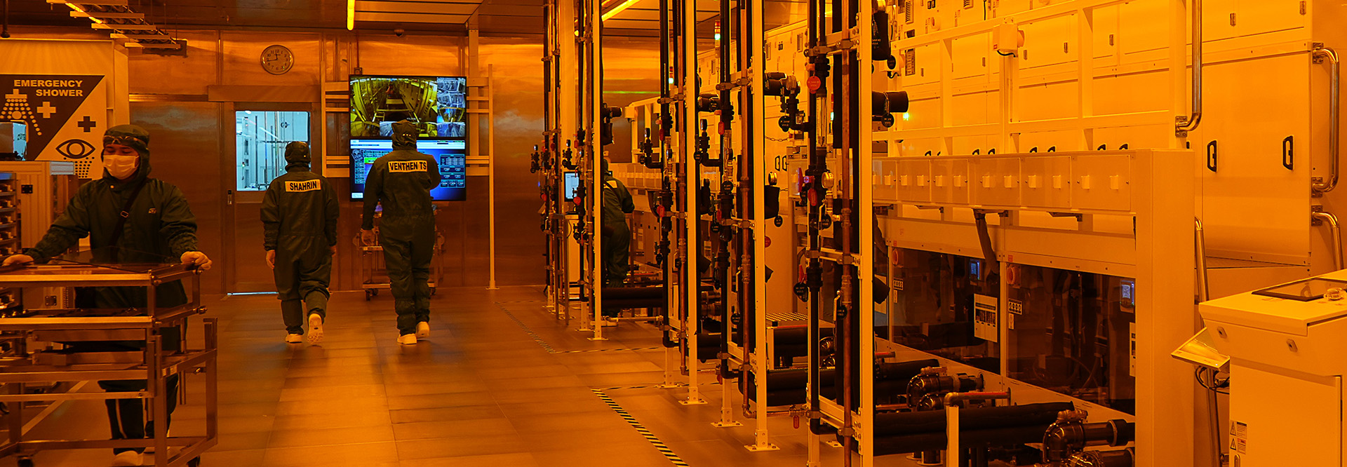Two employees inside of a production line (photo)