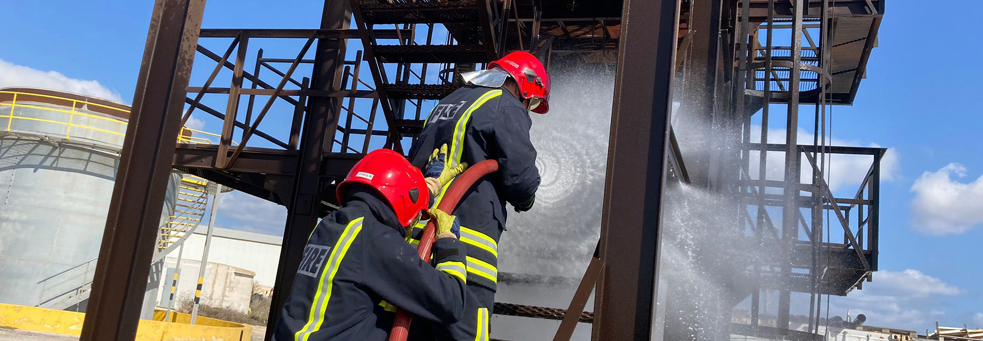 Two firefighters at the emergency response training (photo)