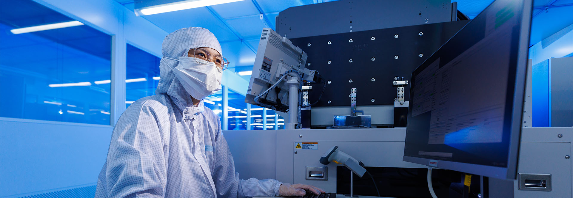 Lab worker in front of a computer (photo)