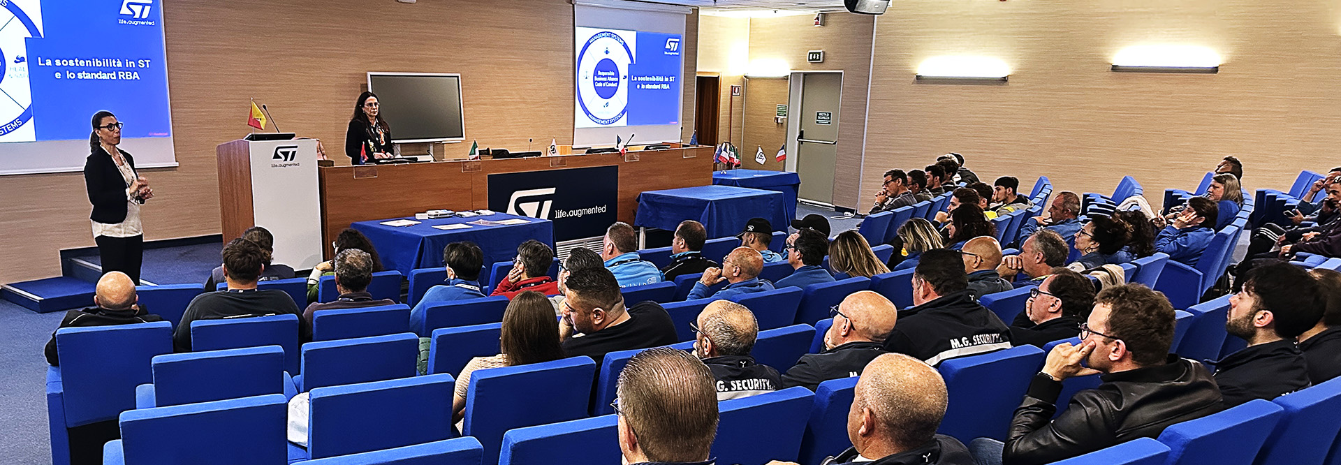 Presentation being held in a lecture hall (photo)