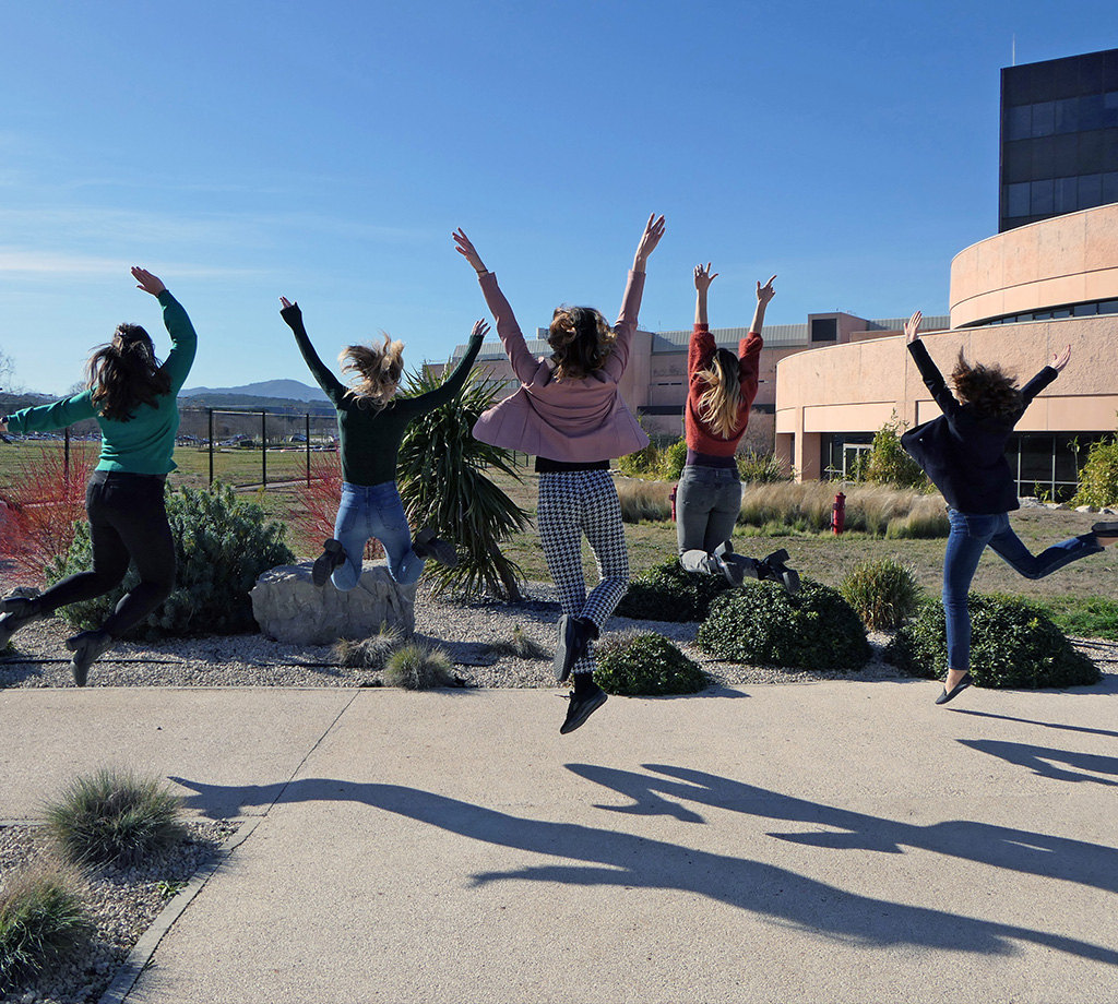 A group of people jumping into the air (photo)
