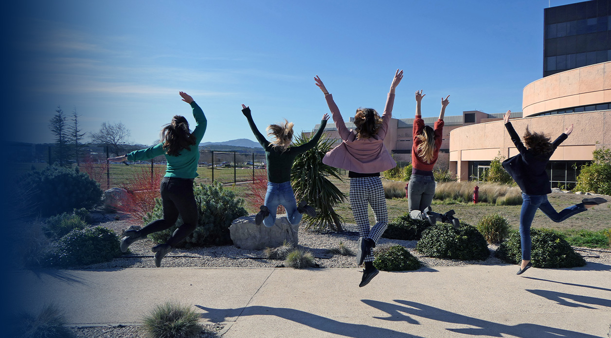 A group of people jumping into the air (photo)